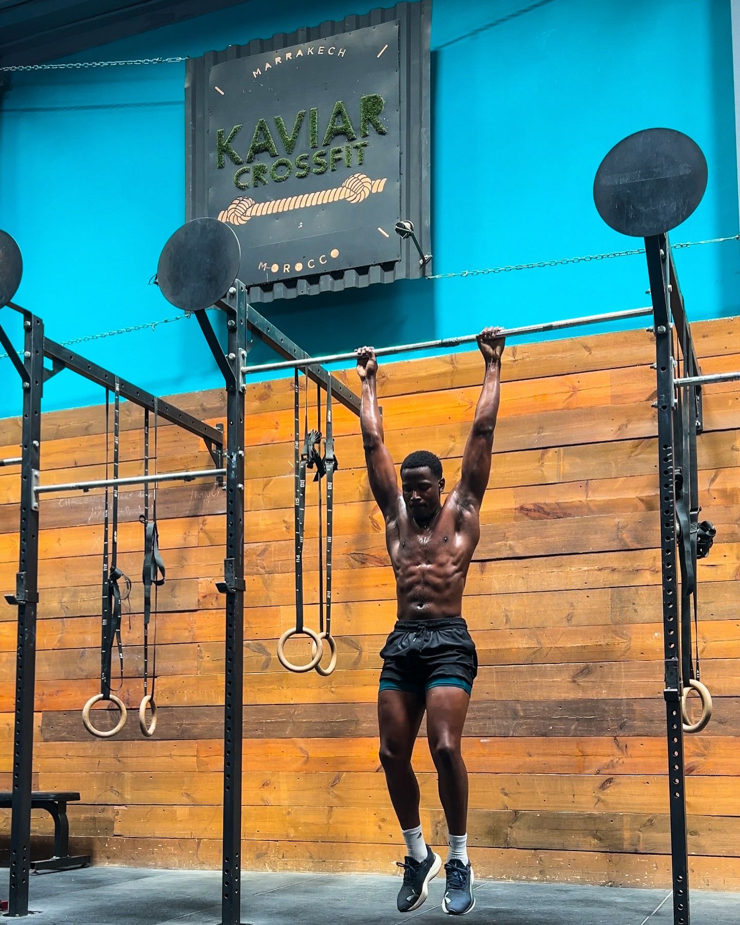 Larry Walterson aux anneaux dans une salle de cross-training